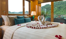 Giường trong phòng chung tại Maya Halong Cruises
